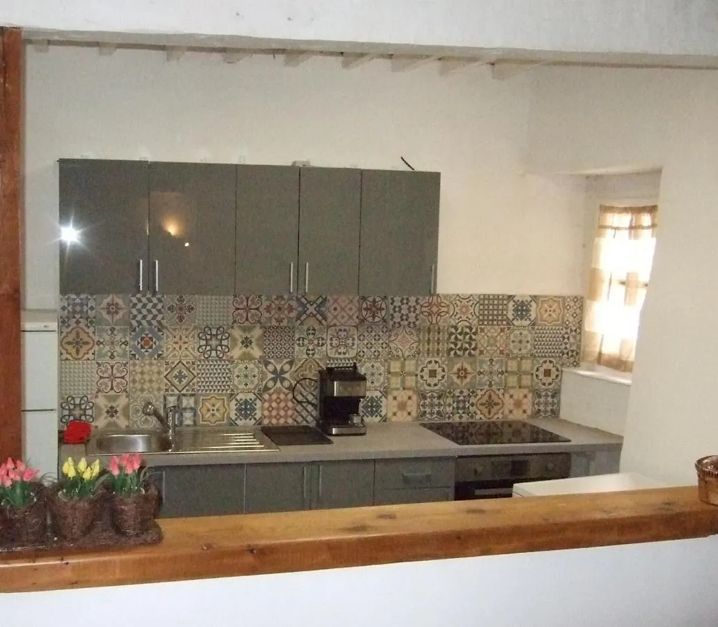 Une maison dans le village Ribiers