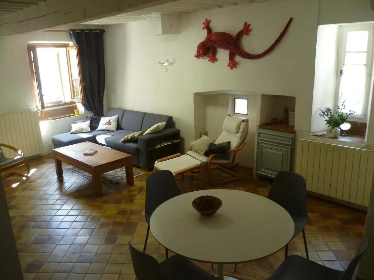 Une maison dans le village Ribiers France