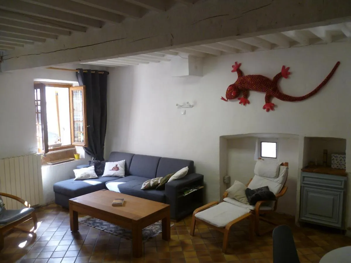 Une maison dans le village Ribiers France