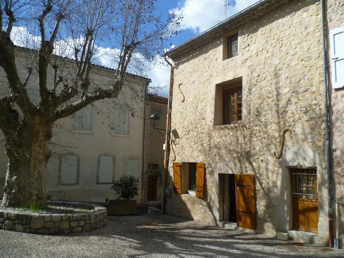Une maison dans le village Ribiers